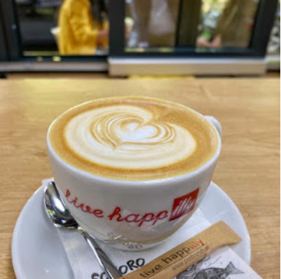 Cappuccino cu latte art în formă de inimă