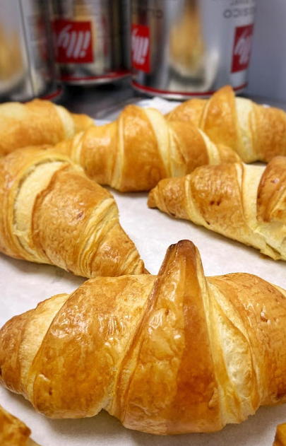 Croissante calde alături de cești illy