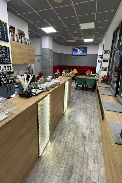 Interiorul cafenelei Baukino cu tejgheaua din lemn